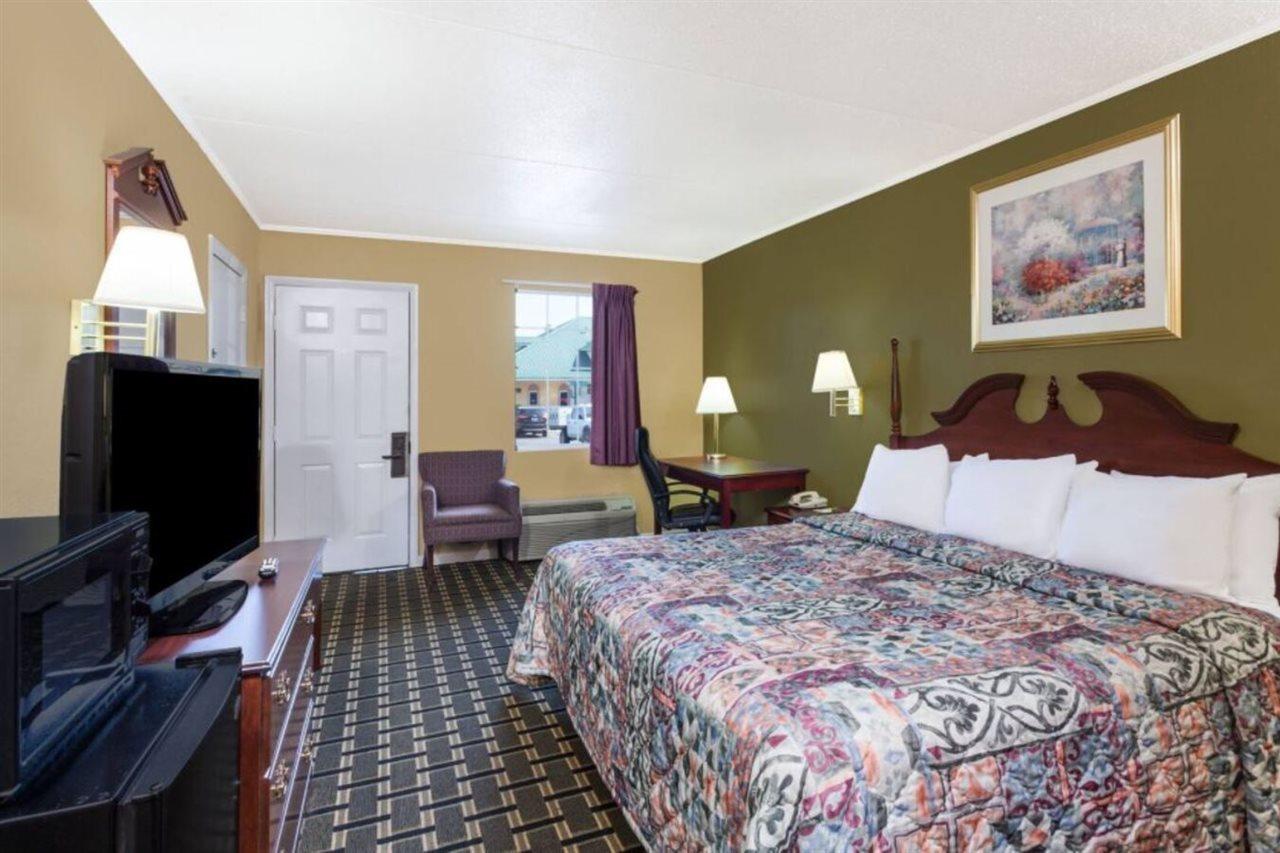Days Inn By Wyndham Lenoir City Esterno foto
