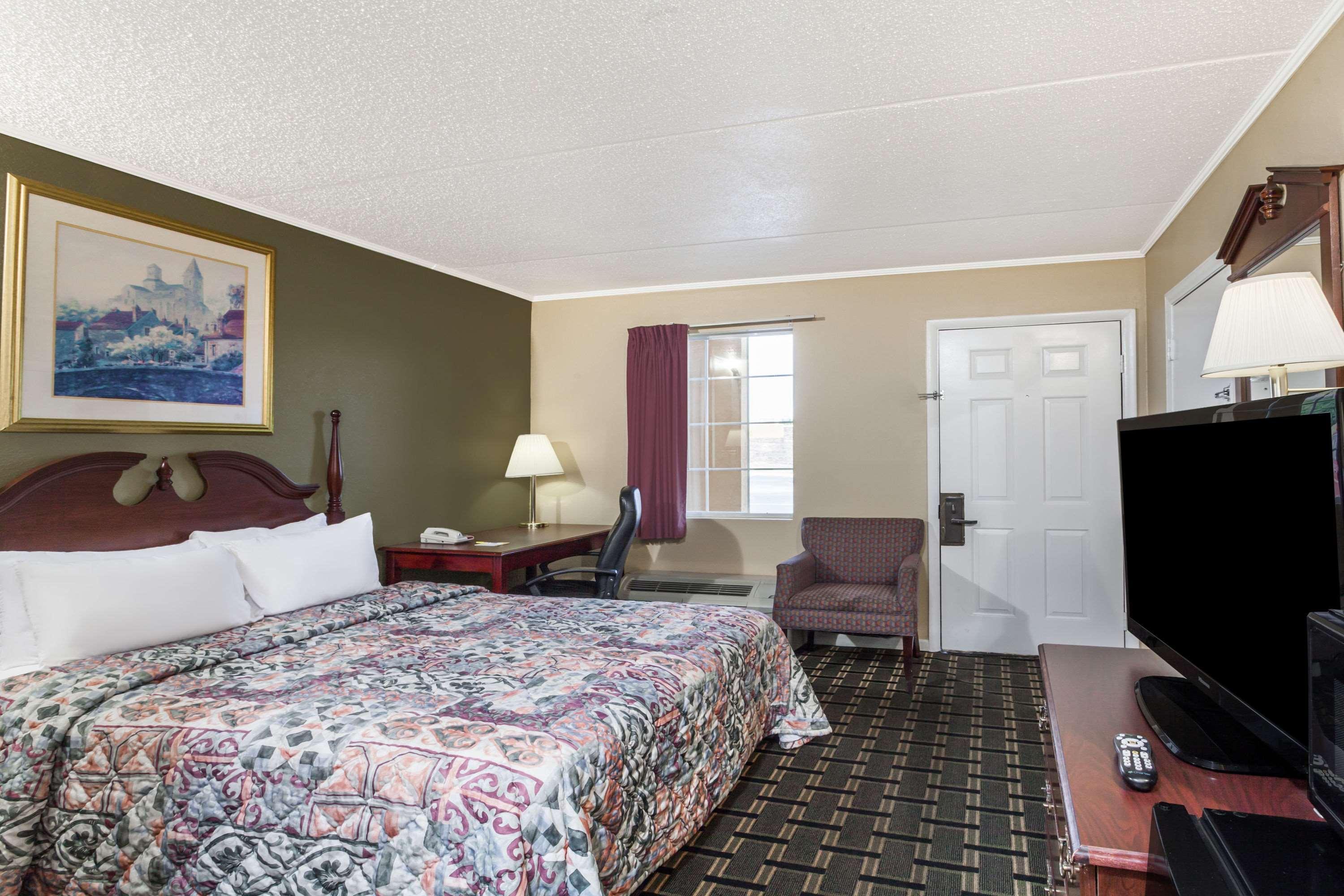 Days Inn By Wyndham Lenoir City Esterno foto