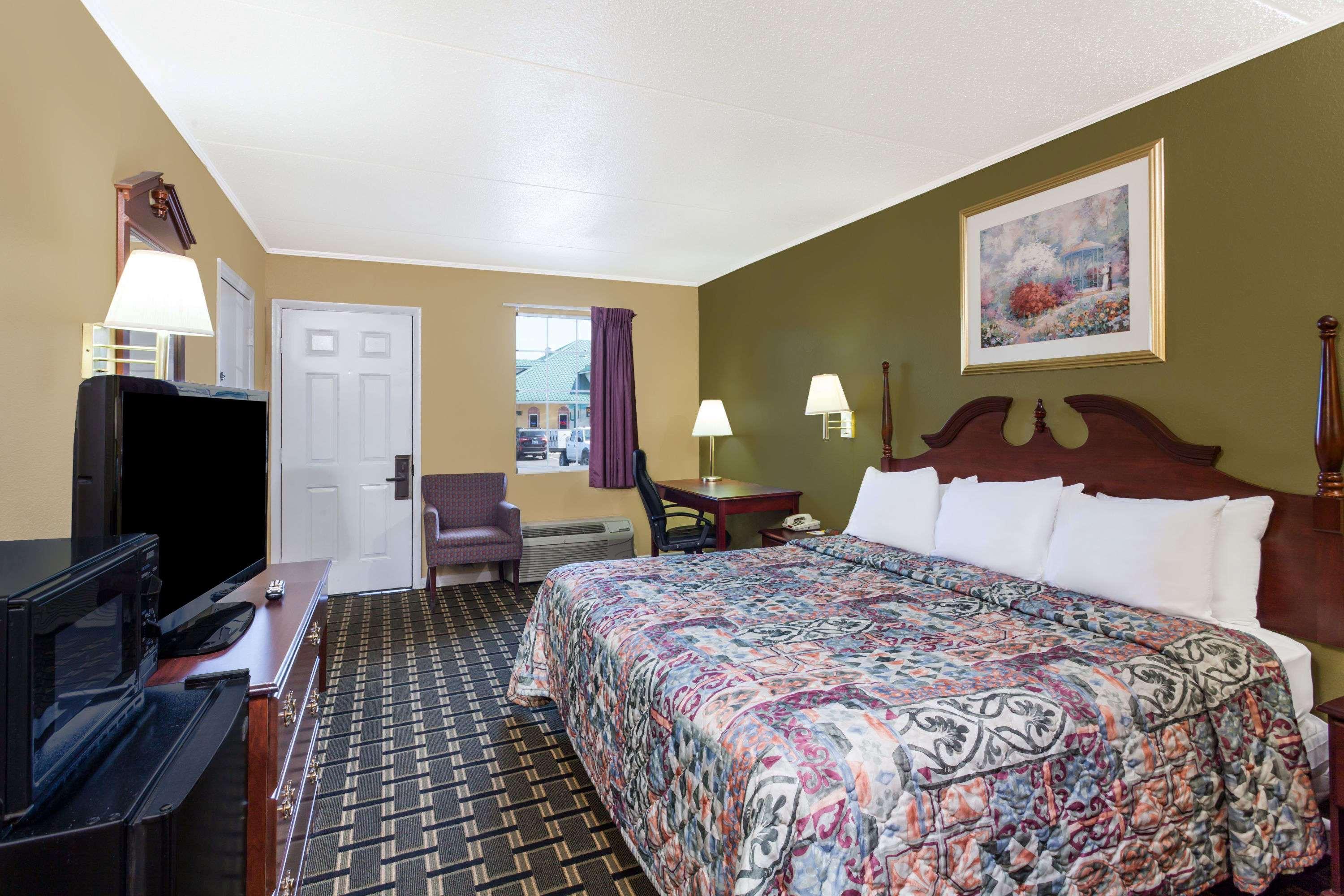 Days Inn By Wyndham Lenoir City Esterno foto