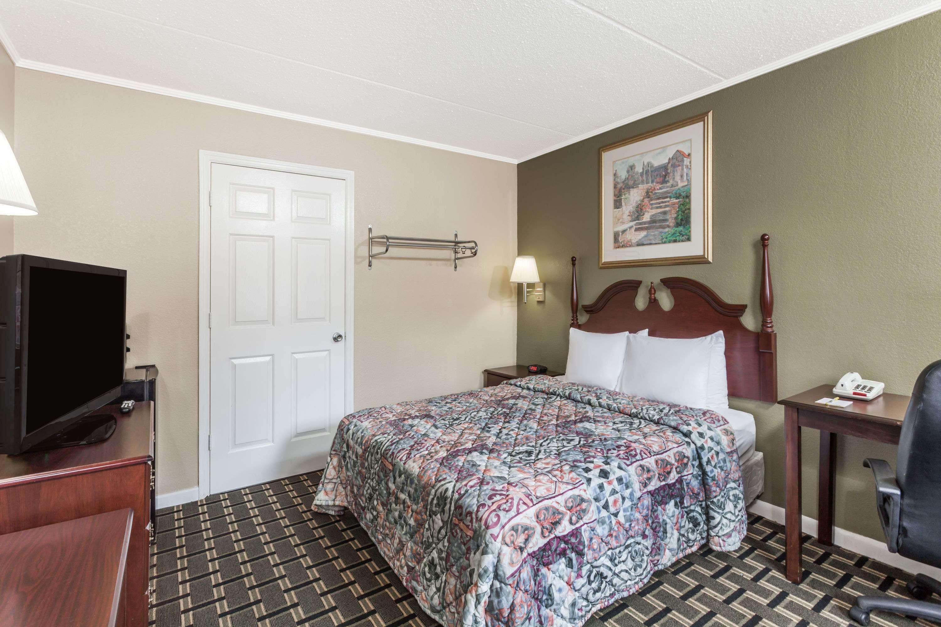 Days Inn By Wyndham Lenoir City Esterno foto