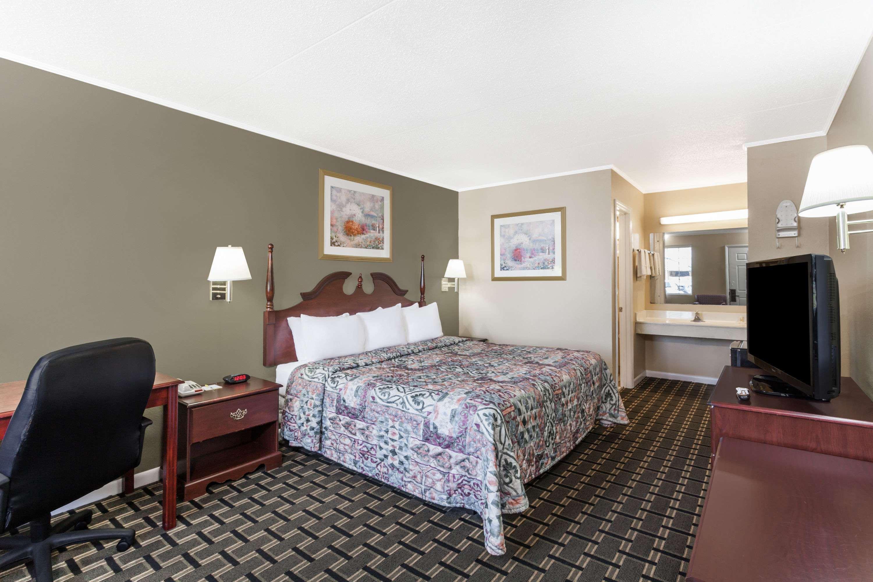 Days Inn By Wyndham Lenoir City Esterno foto