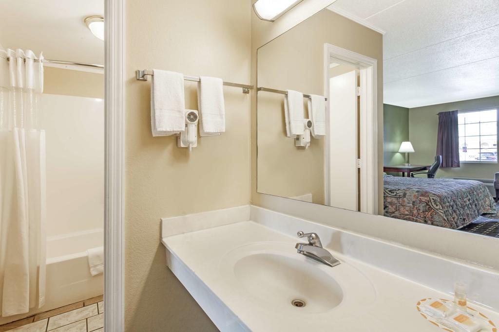 Days Inn By Wyndham Lenoir City Esterno foto
